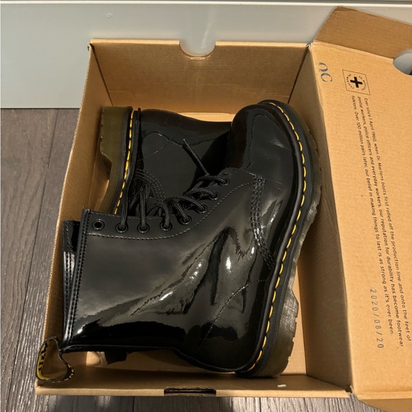 WORN ONCE Dr. Marten’s Women's 1460 Classic Patent Leather Combat Boots Size 9 - Picture 3 of 6